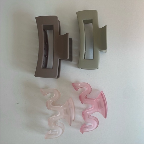 Urban Outfitters Set of 4 Claw Hair Clips. - Picture 2 of 5